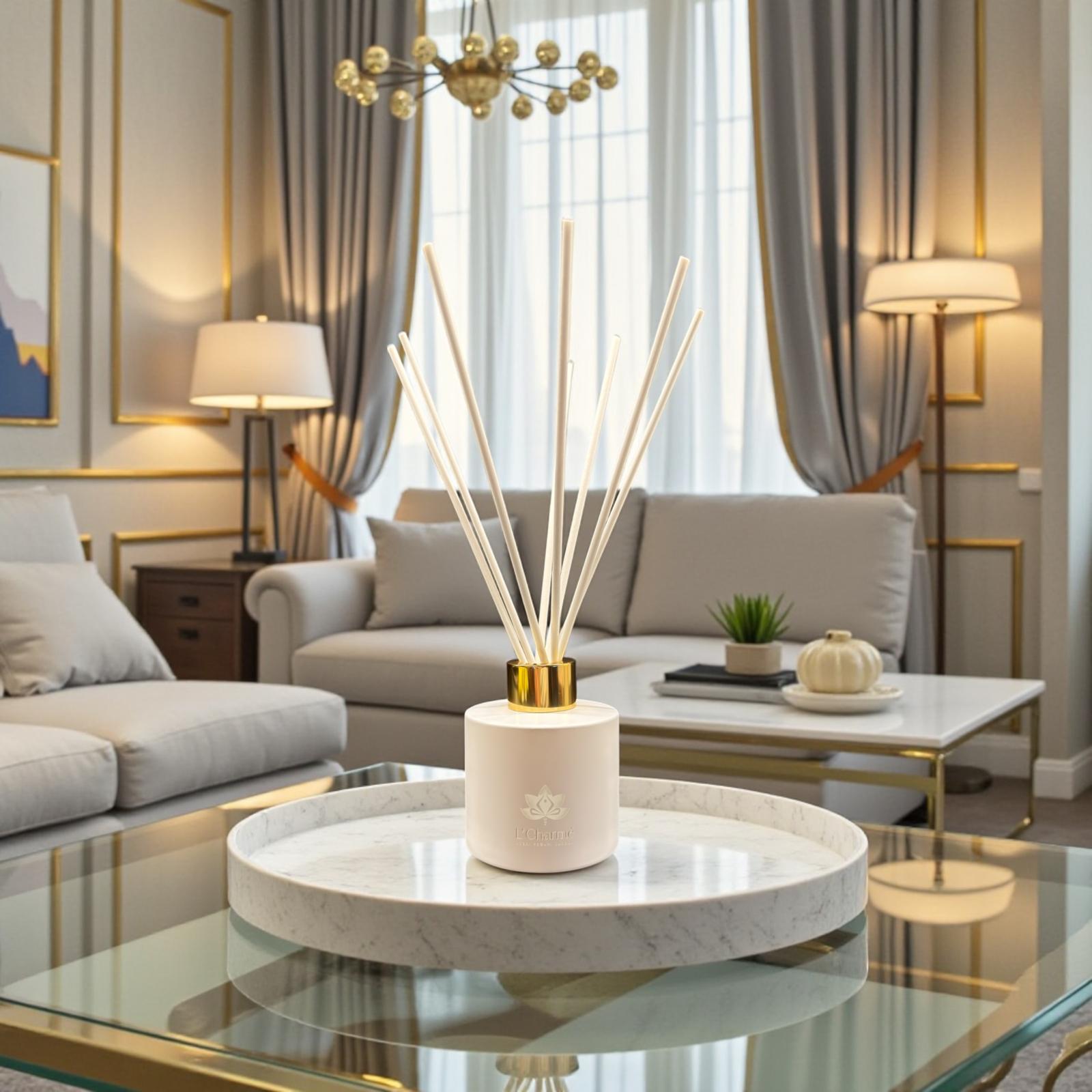 Weißer Raumduft Diffuser auf rundem Marmortablett im eleganten Wohnzimmer.