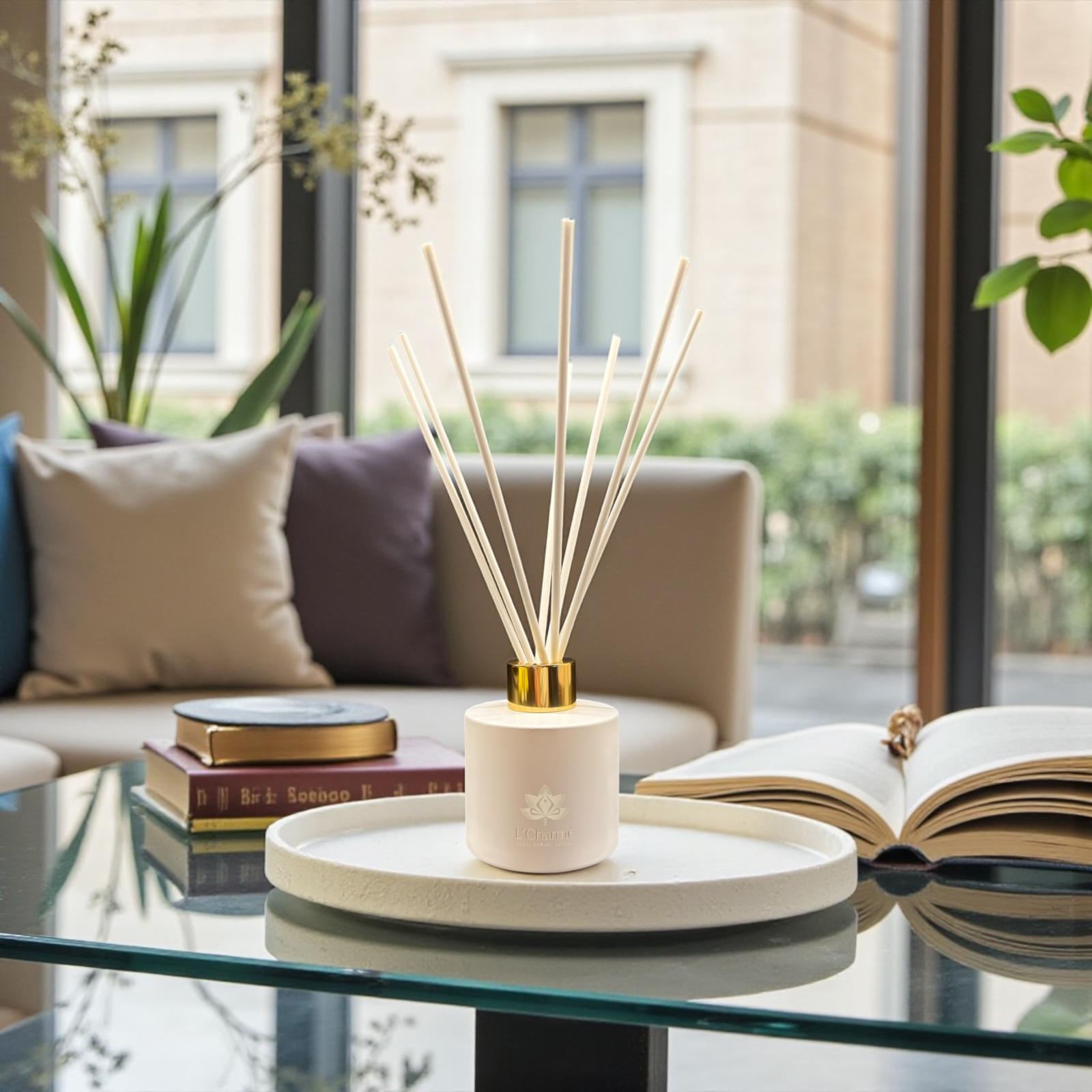 Weißer Raumduft Diffuser auf rundem Tablett im hellen Wohnzimmer.