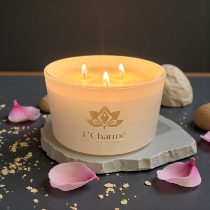 Brennende weiße Duftkerze mit drei Docht im Glas - L&