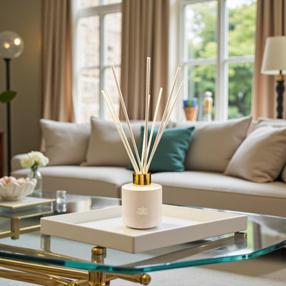 Weißer Raumduft Diffuser auf weißem Tablett im modernen Wohnzimmer.