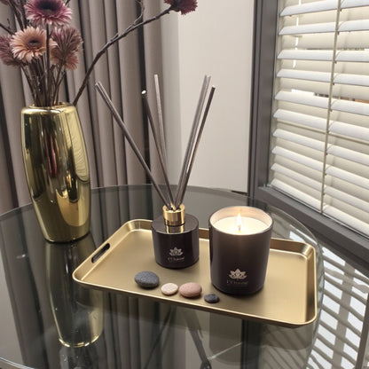 Énigmatique Raumduft Diffuser im schwarzen Glass auf goldenen Tablett