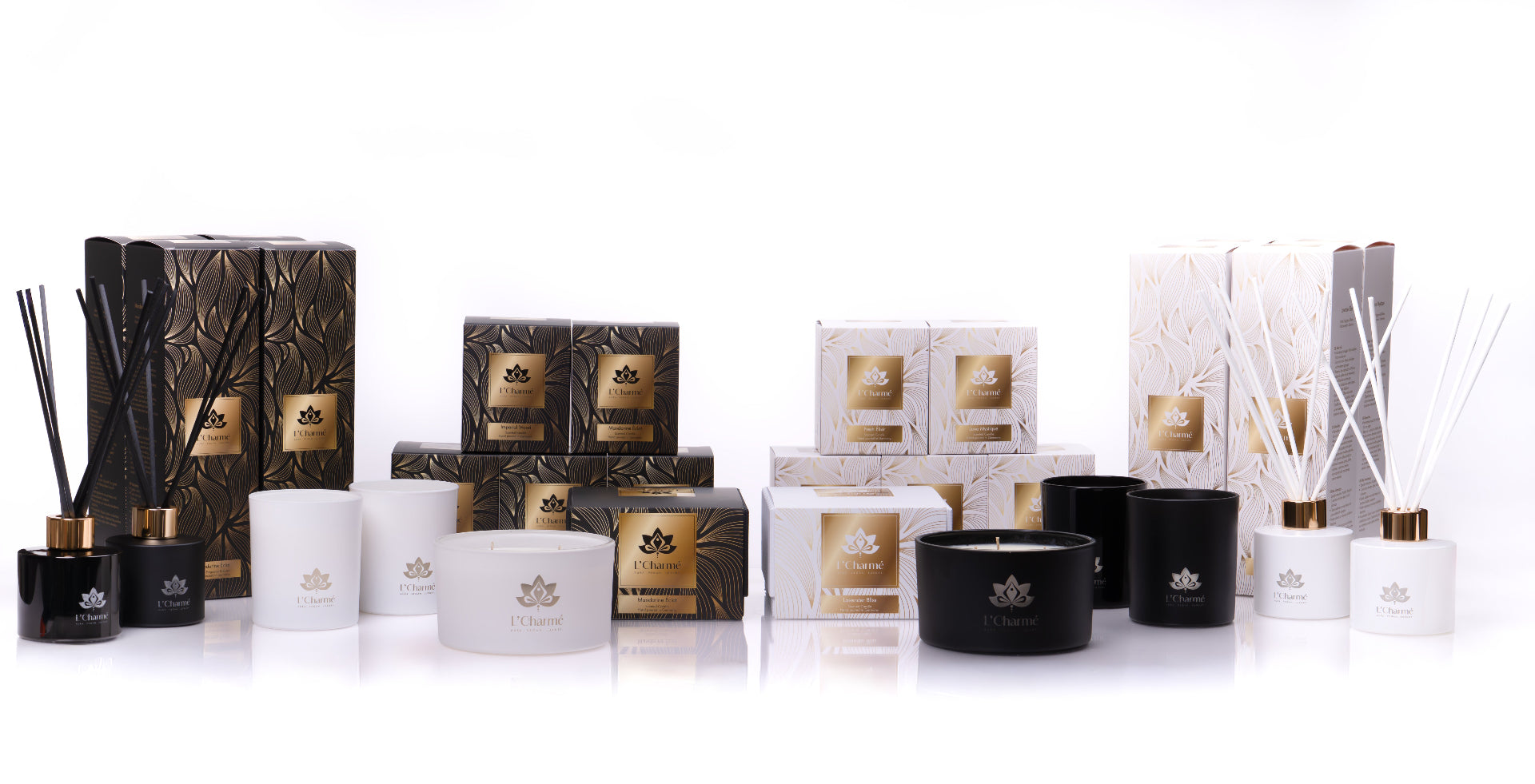 L'Charme alle Produkte ,Duftstäbchen ,Kerzen , Grosse Kerzen , schwarzeund Weisse Kerzenglässer mit Verpackungen auf Weisenn Hintergrund.