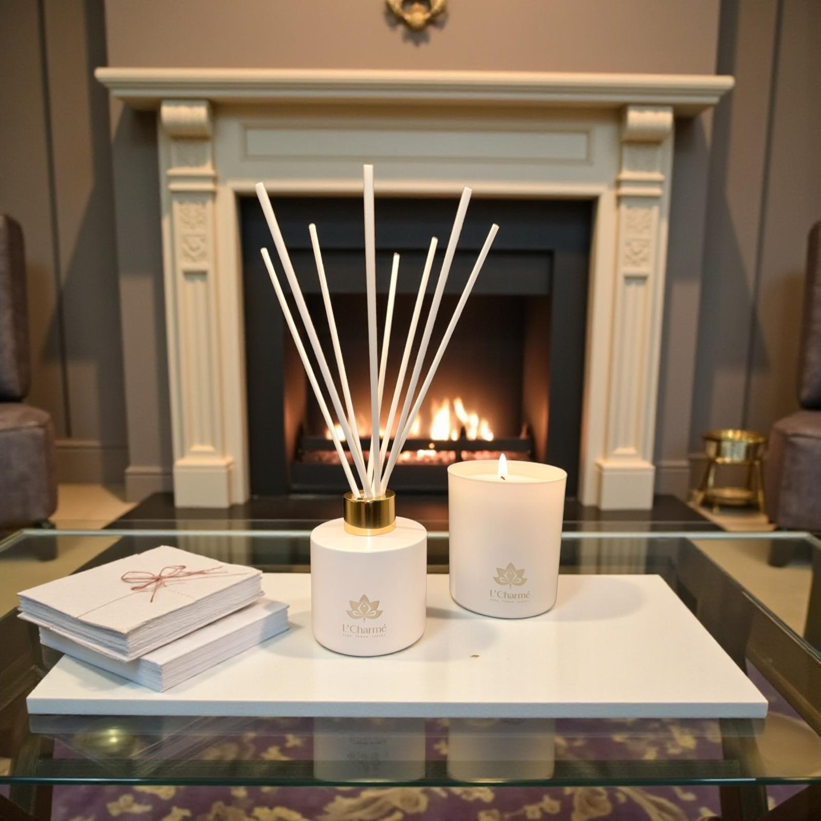 Duftkerze und Raumduft Diffuser als elegante Wohnraum Dekoration vor einem brennenden Kamin.