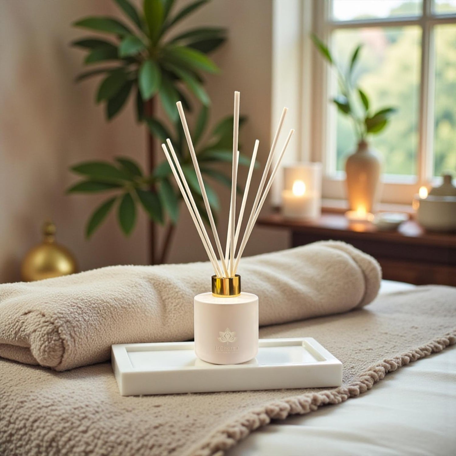 Weißer Raumduft Diffuser im Spa Ambiente mit Handtuch und Kerzenlicht.