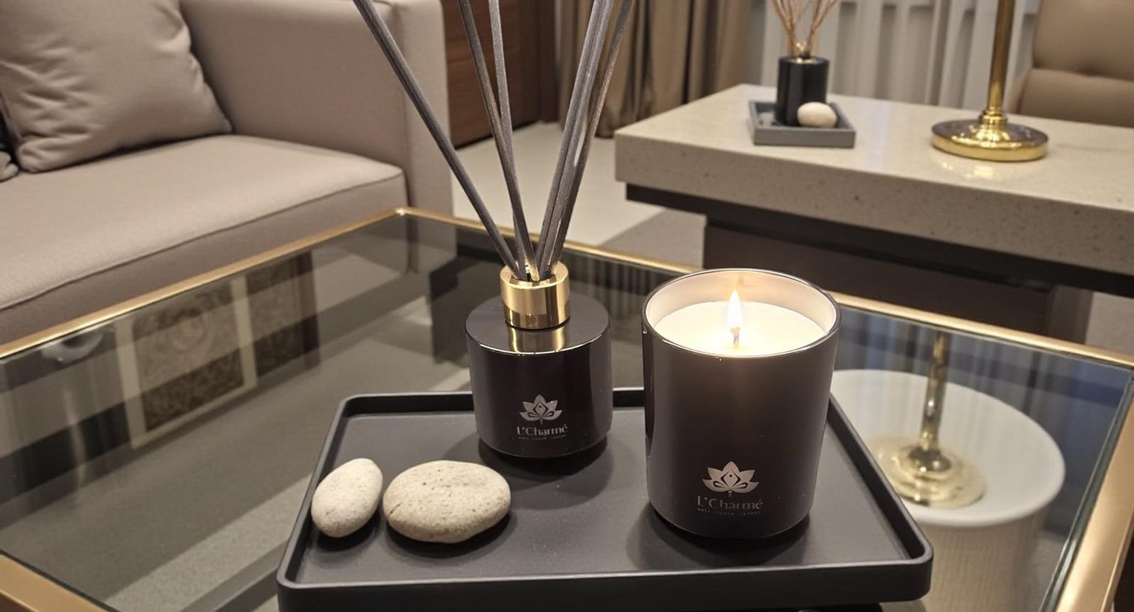 Schwarze Duftkerze und Duftstäbchen von L'Charmé auf einem Tablett im eleganten Wohnzimmer