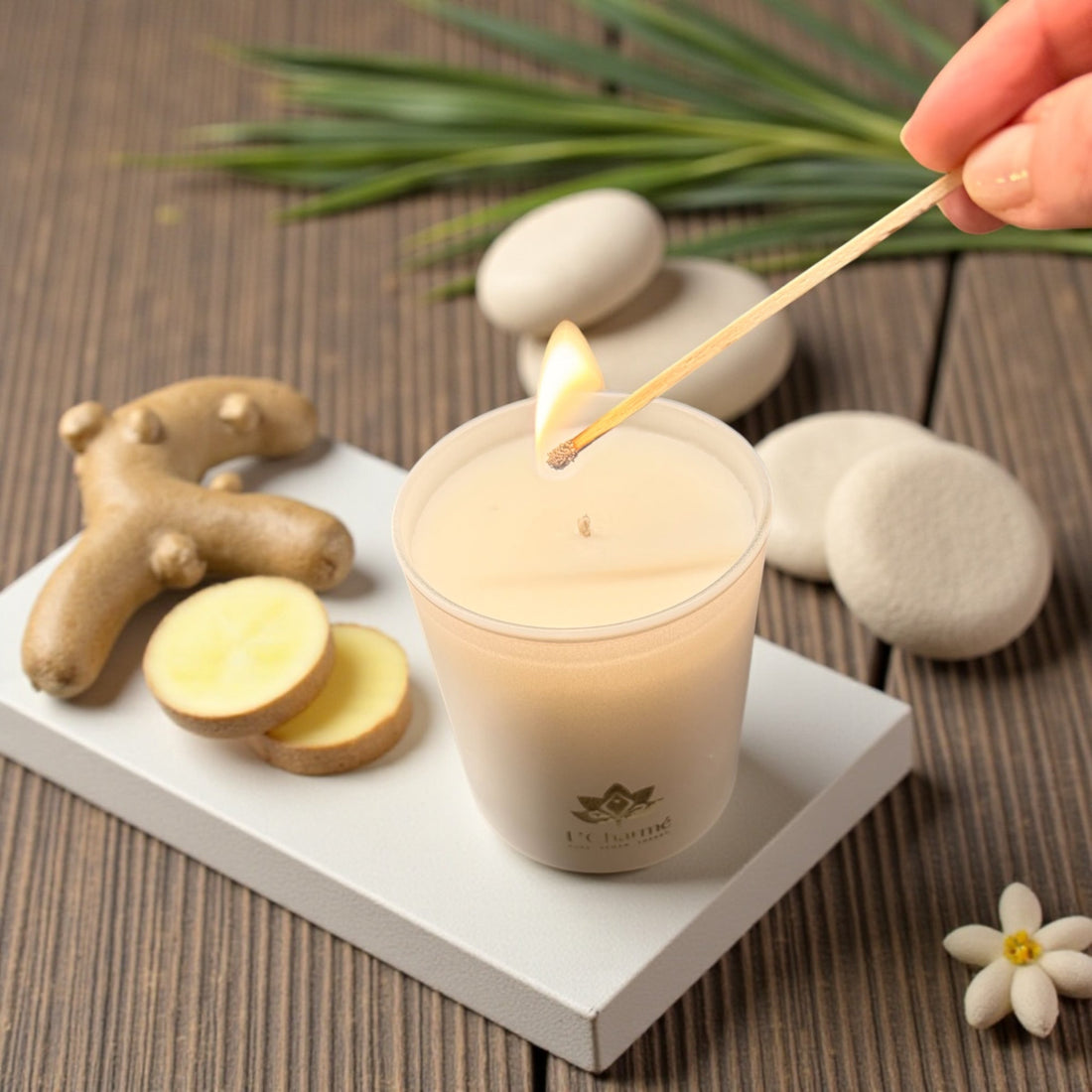 Weiße Duftkerze von L’Charmé in elegantem Ambiente