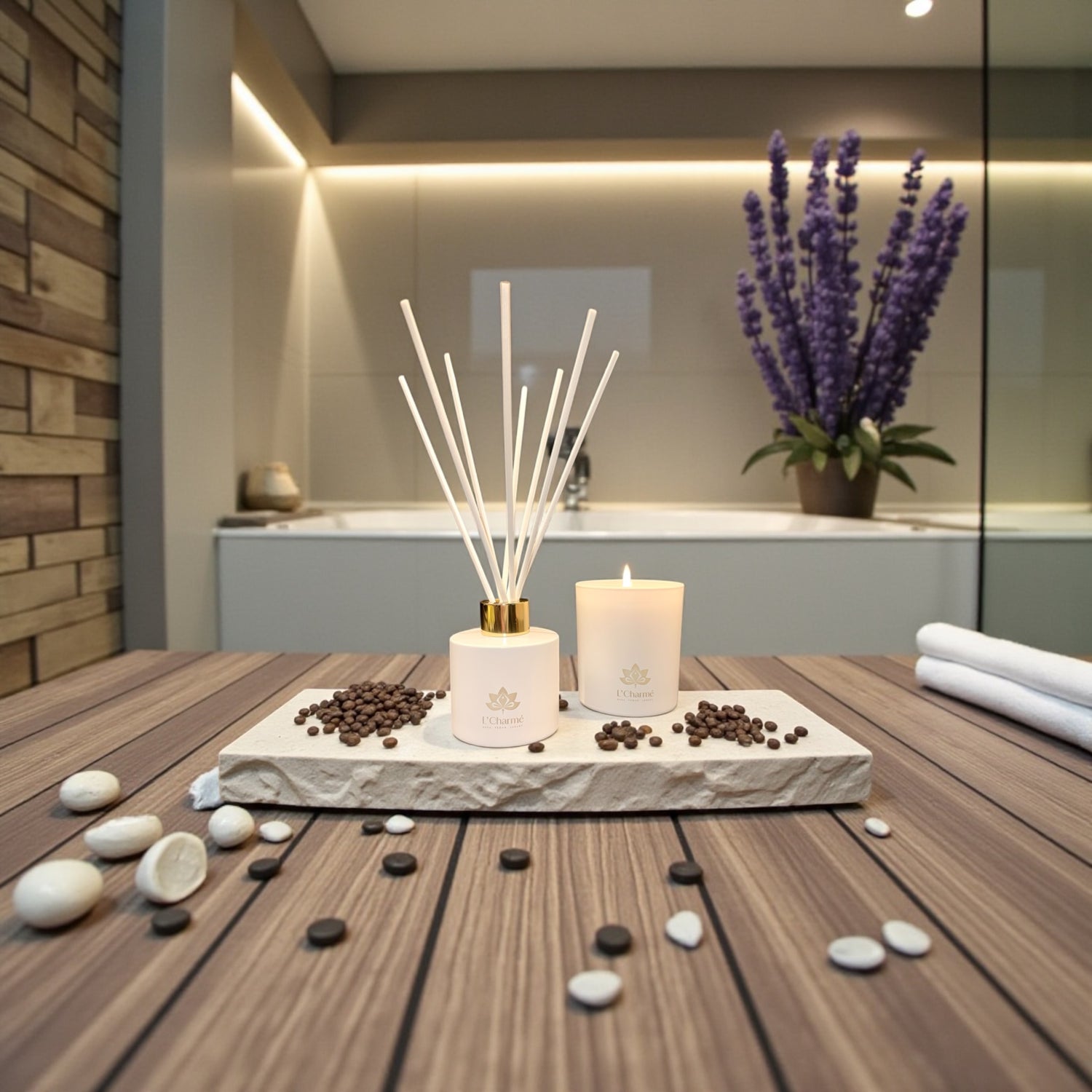 Weißer Duftdiffuser und brennende Duftkerze von L’Charmé auf einer Steinplatte mit Kaffeebohnen in einem eleganten Spa-Badezimmer